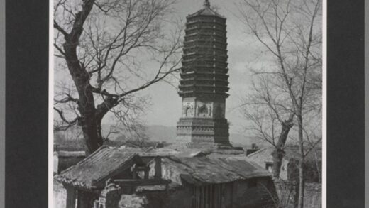 北京白云塔1500年历史十三层八角结构悬银铃老照片.jpg