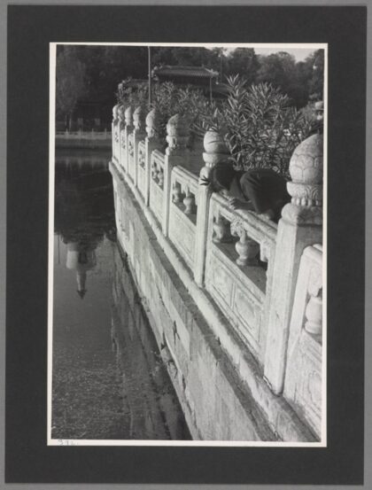 北海公园琼华岛桥栏杆与白塔倒影北京老照片.jpg