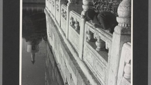 北海公园琼华岛桥栏杆与白塔倒影北京老照片.jpg