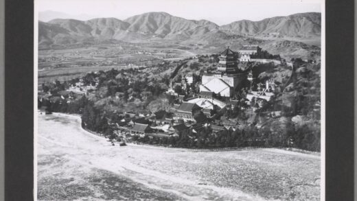圆明园慈禧夏宫西山湖面结冰天坛与圜丘坛老照片.jpg