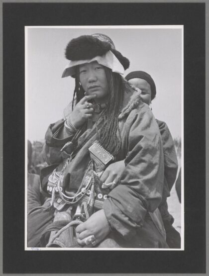 女士与女仆骑蒙古小马.jpg