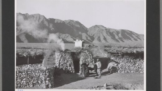 宁夏以北阿拉善山脚下牧羊人及蒙古人墓地老照片.jpg