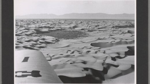 宁夏城西北鄂尔多斯沙漠与阿拉善山脉沙地老照片.jpg