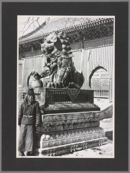 寺庙入口青铜狮子老照片.jpg