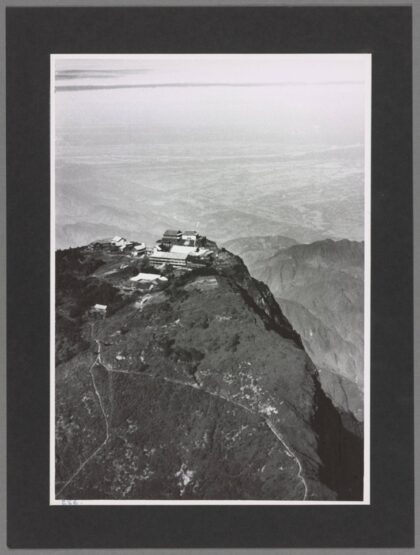 峨眉山巅俯瞰成都红盆地及岷江中国四大佛教名山之一.jpg