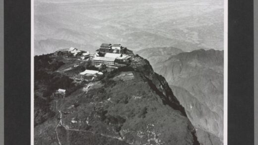 峨眉山巅俯瞰成都红盆地及岷江中国四大佛教名山之一.jpg