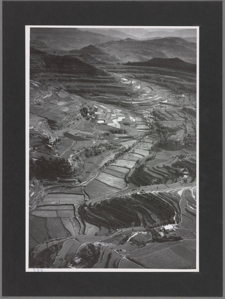 川西北大巴山南坡梯田水稻谷物西安至成都沿途风景