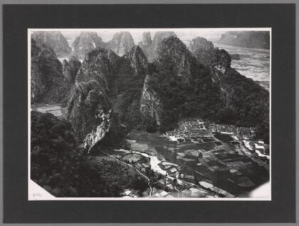 广东老照片岩石下方河流道路穿过.jpg
