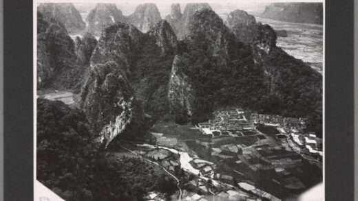 广东老照片岩石下方河流道路穿过.jpg