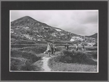 广州白云山陡坡马蹄形坟墓老照片.jpg