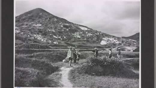 广州白云山陡坡马蹄形坟墓老照片.jpg