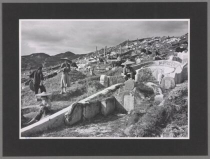 广州白云山马蹄形坟墓陡峭山坡老照片.jpg