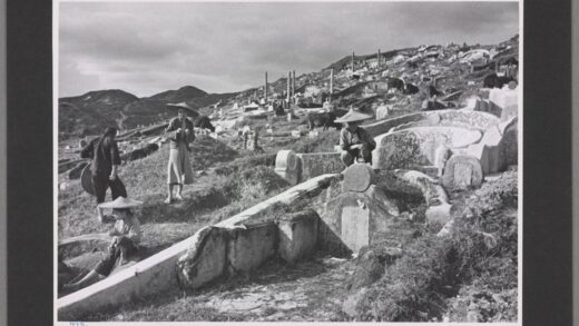 广州白云山马蹄形坟墓陡峭山坡老照片.jpg