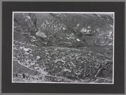 广州白云山马蹄形墓葬群陡峭山坡坟墓分布.jpg