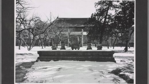 明十三陵石祭器牌坊北京西山老照片.jpg