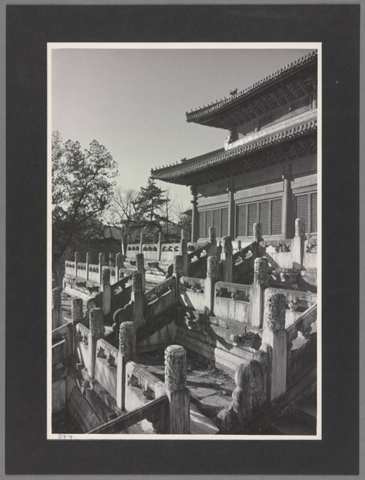 明十三陵西山北京白色大理石台阶通往祭祀大殿