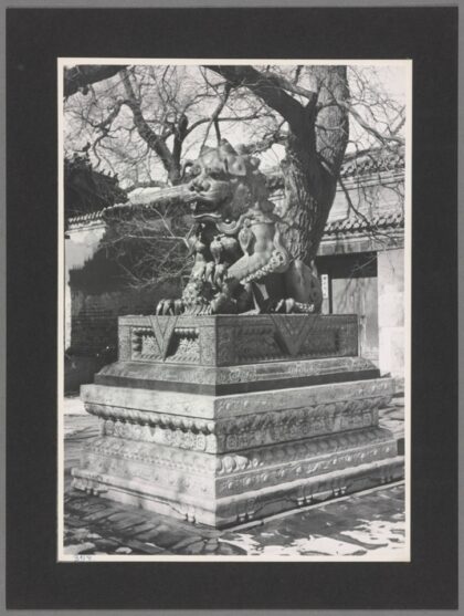 永和宫寺庙入口处的青铜狮子.jpg
