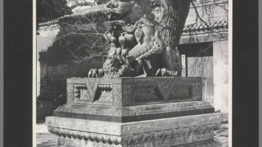 永和宫寺庙入口处的青铜狮子.jpg
