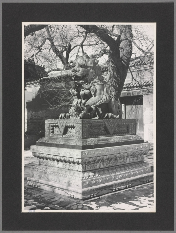 永和宫寺庙入口处的青铜狮子