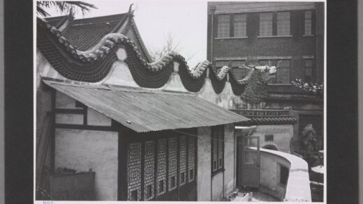 汉口新旧中国对比龙墙园林与工厂铁皮屋顶老照片.jpg