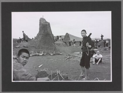汉口至郴县劳工挖土方量计量土堆老照片.jpg