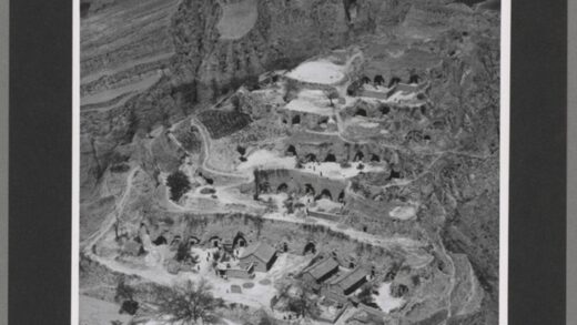 河南郑州至西安山边窑洞民居老照片.jpg