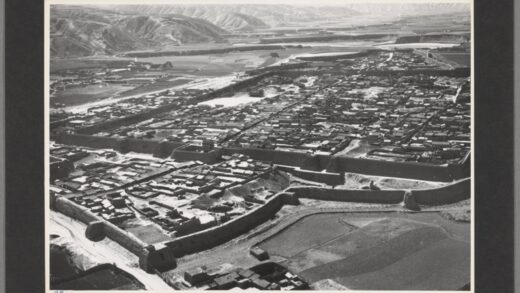 甘肃平凉六盘山西北黄土阶地与峡谷.jpg