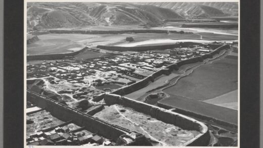 甘肃平凉六盘山西北黄土阶地与峡谷.jpg