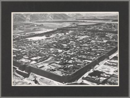 甘肃平凉六盘山西北黄土阶地与峡谷老照片.jpg