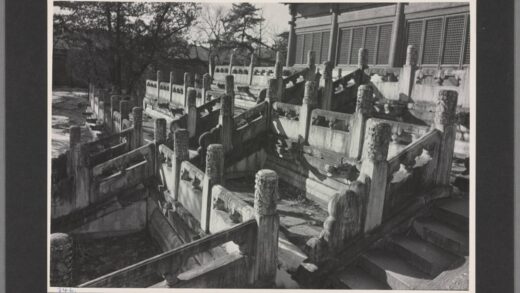 白色大理石台阶通向明十三陵祭堂北京西山老照片.jpg