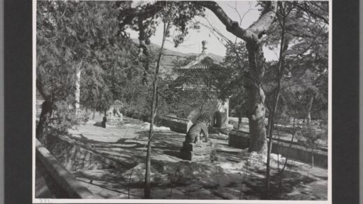碧云寺西山北京内院雄狮雌狮背景小圆庙大鼓老照片.jpg