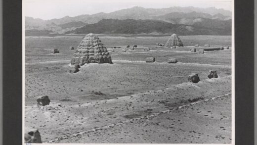 蒙古墓葬群南望宁夏城与鄂尔多斯沙漠.jpg