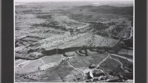 衡阳机场土筑堤坝与耒水湘江背景老照片.jpg