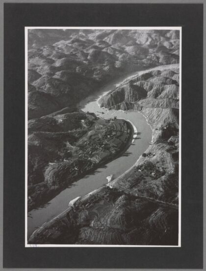 长江峡谷大凉山舢板船西安至成都老照片.jpg