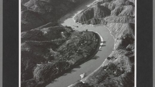 长江峡谷大凉山舢板船西安至成都老照片.jpg