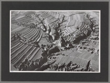 黄土侵蚀六盘山峡谷冰雪溪流废弃窑洞设防村落.jpg