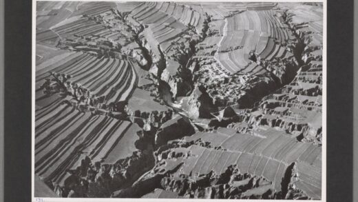 黄土侵蚀六盘山峡谷冰雪溪流废弃窑洞设防村落.jpg