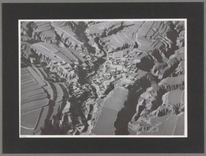 黄土侵蚀六盘山西北西安兰州间峡谷冰雪小溪废弃窑洞村落.jpg