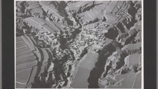 黄土侵蚀六盘山西北西安兰州间峡谷冰雪小溪废弃窑洞村落.jpg