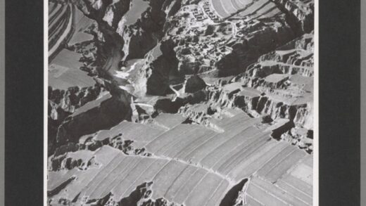 黄土侵蚀六盘山西北西安兰州间峡谷冰雪小溪废弃窑洞设防村落.jpg