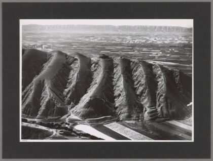 黄土山丘突入兰州河谷主干道与六盘山西北阶地峡谷.jpg