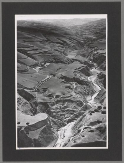 黄土山竖井与六盘山阶地峡谷老照片.jpg