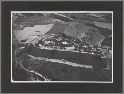 黄土阶地梯田与围墙村落六盘山西北峡谷风貌.jpg