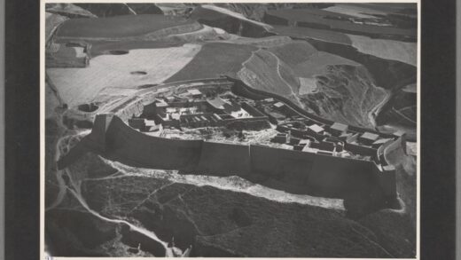 黄土阶地梯田与围墙村落六盘山西北峡谷风貌.jpg