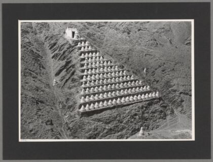 黄河兰州至宁夏段义条山东侧中国战士墓地老照片.jpg