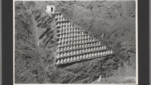 黄河兰州至宁夏段义条山东侧中国战士墓地老照片.jpg