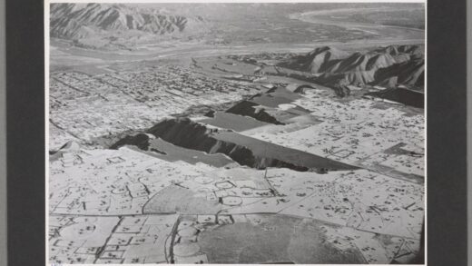 黄河清苑冬日残雪坟地兰州黄土山脉.jpg